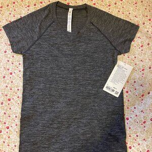 Lululemon Swiftly Tech Short-Sleeve Shirt 2.0 Size 6 (NWT)